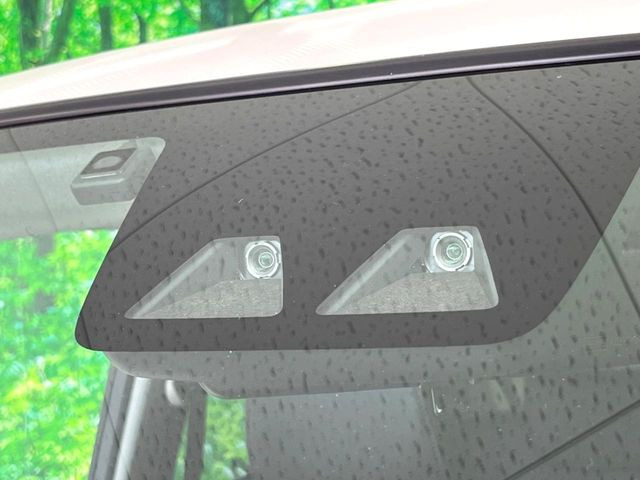 【スマートアシスト】走行中に前方の車両等を認識し、衝突しそうな時は警報とブレーキで衝突回避と被害軽減をアシスト。より安全にドライブをお楽しみいただけます。