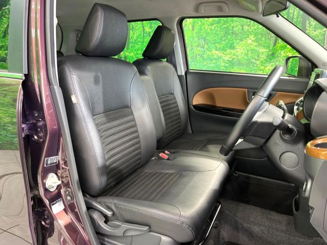 【合皮レザーシート】汚れのふき取りが容易でメンテナンスもが簡単な、機能性に優れる合成皮革を採用した上質なシートです。座り心地もよく、高級感あふれる心地良い車内空間を演出してくれます。