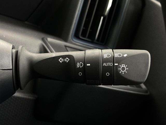 【オートライト】周りの明るさに応じて自動でヘッドライトの点灯・消灯ができる機能です!ライトの付け忘れ・消し忘れなどが無くなり、雨の日や夕方の走行も安心!トンネル通過時も便利ですね♪