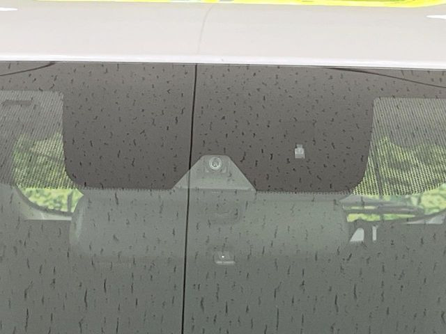 【三菱e-Assist】走行中に前方の車両等を認識し、衝突しそうな時は警報とブレーキで衝突回避と被害軽減をアシスト。より安全にドライブをお楽しみいただけます。