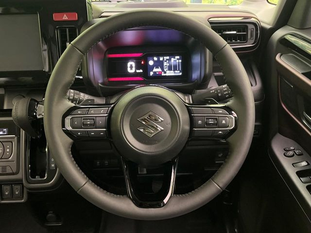 �C���e���A�ɍ��킹���f�U�C���̃X�e�A�����O�́A�^�]�������̂��Ƃ��l���A�^�]���₷���`��A�傫���ł��B�����x�A���ۂɐG���Ă��m���߂��������B