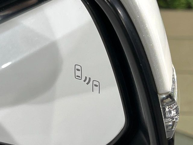 【ブラインドスポットモニター】走行中、ドアミラーの死角になりやすい箇所に後続車が接近するとサイドミラーのレンズに警告を表示!ドライバーに注意喚起をしてくれます。