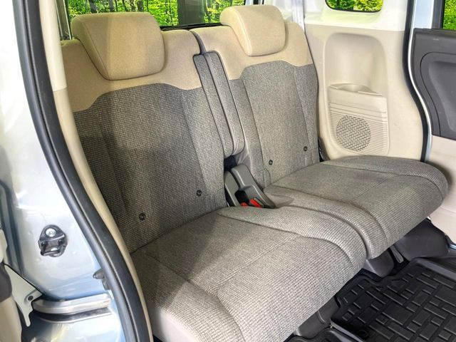 後部座席も気になるようなキズ・汚れやへたり等、大きなダメージはなく、良好な状態です。