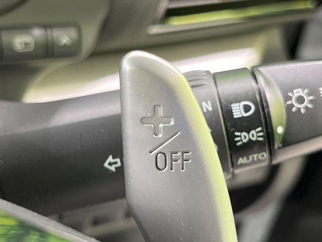 【パドルシフト】ハンドルから手を離さずに素早くシフトアップ&ダウンができるので、エンジンブレーキを使う下り坂や高速道路の合流で加速したい場面で役立ちます。