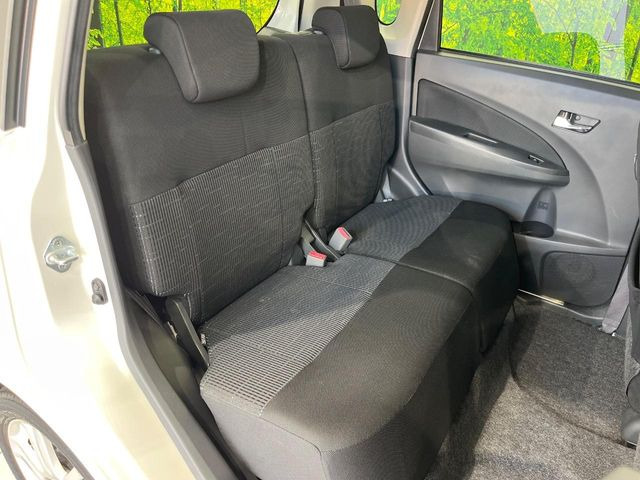 後部座席も気になるようなキズ・汚れやへたり等、大きなダメージはなく、良好な状態です。