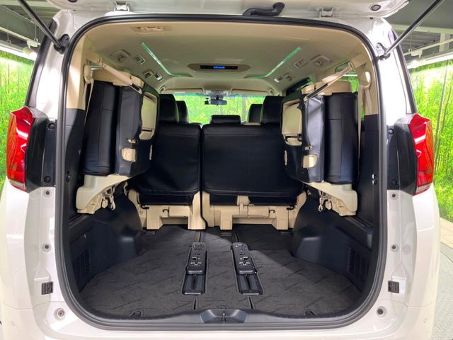 ラゲッジルームは、大容量のスペースを確保。普段のお買い物からレジャーまで、幅広く活躍してくれます!また、リアシートを倒すことでバリエーション豊かにお使いいただけます。