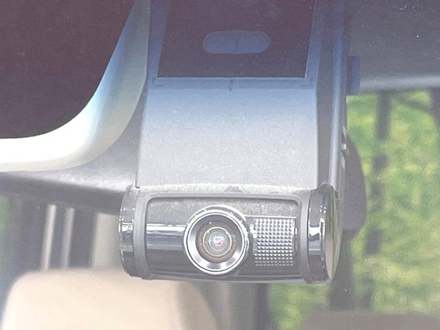 【ドライブレコーダー】安心・安全なカーライフに必須のドライブレコーダーを装備!走行中はもちろん、あおり運転や事故に遭遇した際の状況も映像で記録し、万一のリスクに備えます。