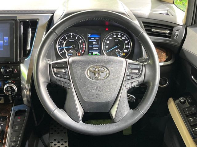 インテリアに合わせたデザインのステアリングは、運転される方のことも考え、運転しやすい形状、大きさです。是非一度、実際に触ってお確かめください。