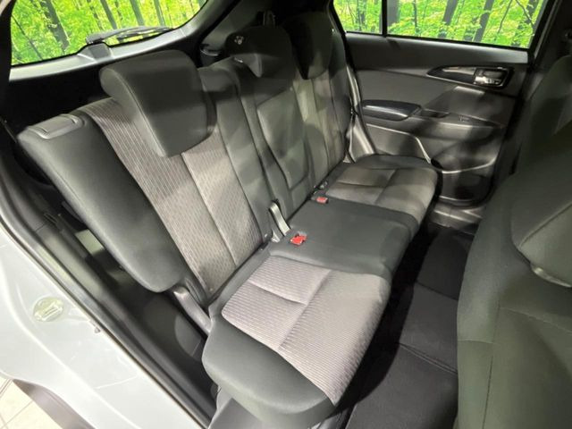 後部座席も気になるようなキズ・汚れやへたり等、大きなダメージはなく、良好な状態です。
