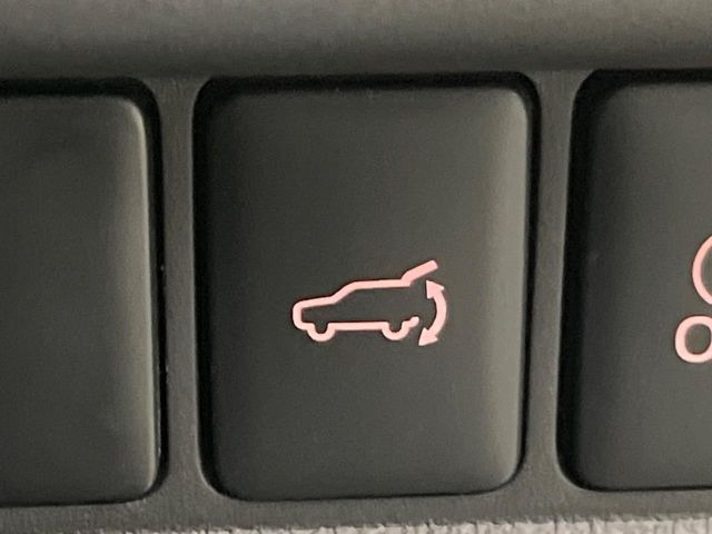 【パワーバックドア】スマートキーや運転席のボタンを押すだけでリアゲートが自動で開閉します!荷物を持っている時や、高い位置にあるバックドアを閉める際に便利な機能です♪