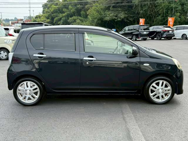 当店在庫は外装、内装クリーニング後に展示し、併せて事故修復歴の有無、メーター改ざん歴の有無も第三者機関による検査を全台実施しております。車検、整備、鈑金塗装も自社で対応できますのでご安心ください。