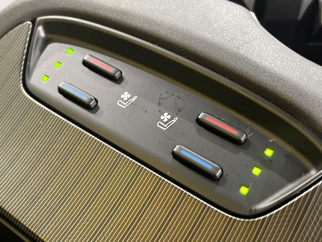 【シートベンチレーション】夏場は涼しい風でお尻や背中の熱やムレを防ぎ、冬はエアコンよりも早く温まってポカポカに!季節を問わず快適に過ごせます。