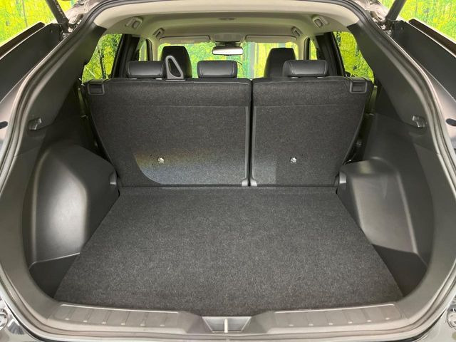 積み下ろしのしやすいデッキにはたっぷりと荷物を積み込んでいただけます。遊びから仕事まで、様々なシーンで頼れます♪