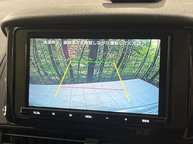 【バックカメラ】駐車時に後方がリアルタイム映像で確認できます。大型商業施設や立体駐車場での駐車時や、夜間のバック時に大活躍!運転スキルに関わらず、今や必須となった装備のひとつです!