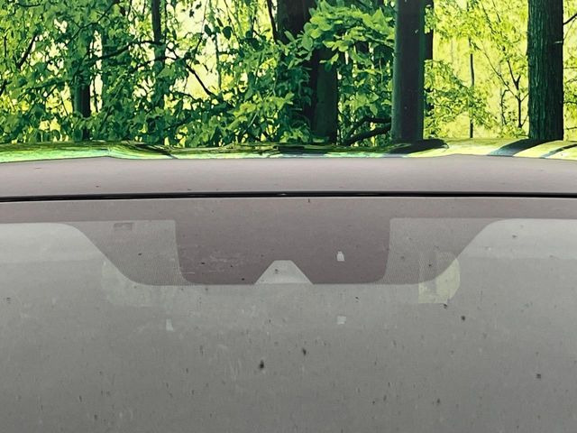 【三菱e-Assist】走行中に前方の車両等を認識し、衝突しそうな時は警報とブレーキで衝突回避と被害軽減をアシスト。より安全にドライブをお楽しみいただけます。