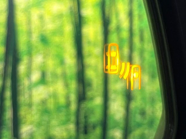 【ブラインドスポットモニター】走行中、ドアミラーの死角になりやすい箇所に後続車が接近するとサイドミラーのレンズに警告を表示!ドライバーに注意喚起をしてくれます。