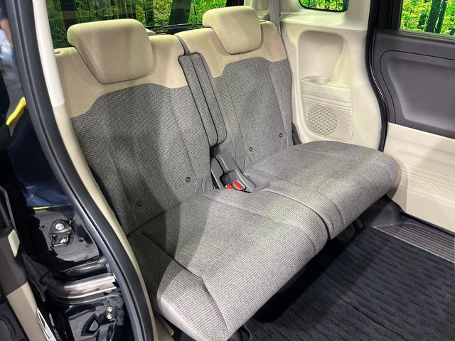 後部座席も気になるようなキズ・汚れやへたり等、大きなダメージはなく、良好な状態です。