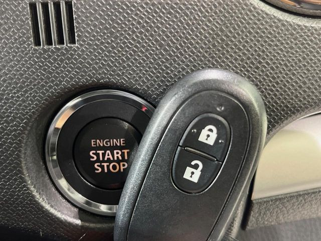 【キーレススタートシステム】カバンやポケットに入れたままでもドアの施錠・解錠が可能なスマートキーを装備。エンジンのオン・オフ時もカギを取り出す必要が無いからとっても便利です♪