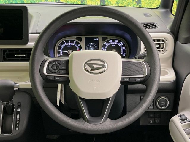 �C���e���A�ɍ��킹���f�U�C���̃X�e�A�����O�́A�^�]�������̂��Ƃ��l���A�^�]���₷���`��A�傫���ł��B�����x�A���ۂɐG���Ă��m���߂��������B