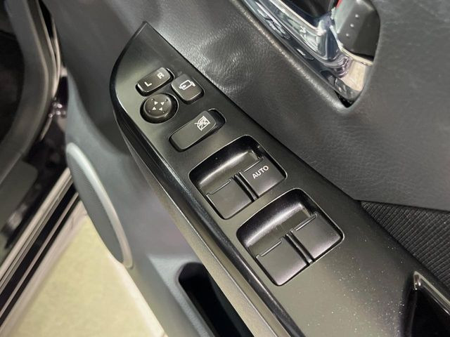 【電動格納ミラー】サイドミラーは電動格納式となっており、狭い駐車場でもキズがつくリスクを抑えられます。