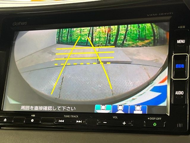 【バックカメラ】駐車時に後方がリアルタイム映像で確認できます。大型商業施設や立体駐車場での駐車時や、夜間のバック時に大活躍!運転スキルに関わらず、今や必須となった装備のひとつです!
