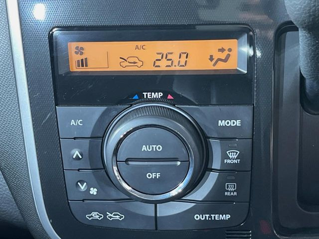 【オートエアコン】一度お好みの温度に設定すれば、車内の温度を検知し風量や温度を自動で調整。暑い…寒い…と何度もスイッチ操作をする必要はありません。快適な車内空間には必須の機能ですね♪
