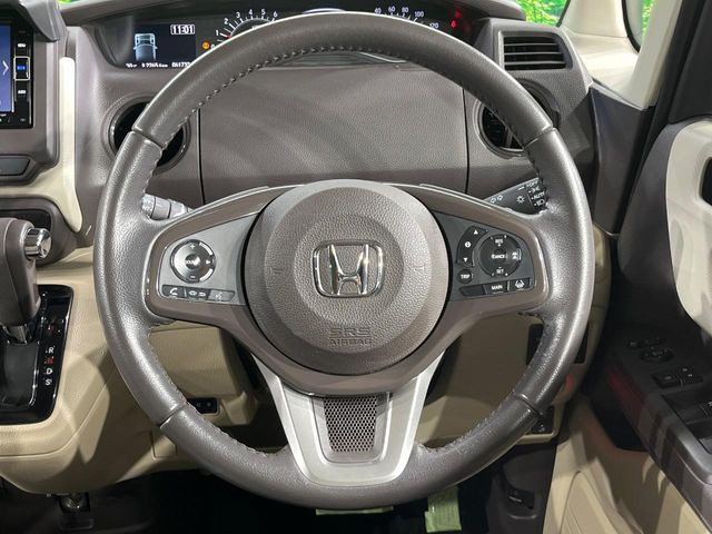 【ステアリングスイッチ】運転中、前方から目線をそらすことなく、オーディオ等の操作が可能な便利機能!安心&快適なドライブを演出してくれます♪