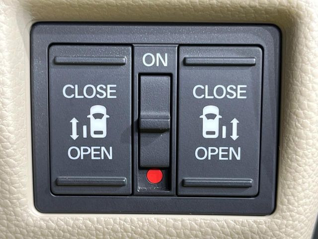 【両側パワースライドドア】スマートキーや運転席のスイッチで後席両側スライドドアの開閉が可能♪電動だから力を入れてドアを開ける必要が無く、小さなお子様でも簡単に開け閉めでき快適です♪