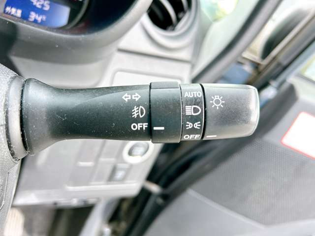 �y�I�[�g���C�g�z�ԊO�̖��邳�����m���āA�����I�Ƀw�b�h���C�g��_�����Ă���܂���g���l���𑖍s����ۂɂ��A�����I�ɓ_�����Ă���ĕ֗��ȑ�����1�ł���