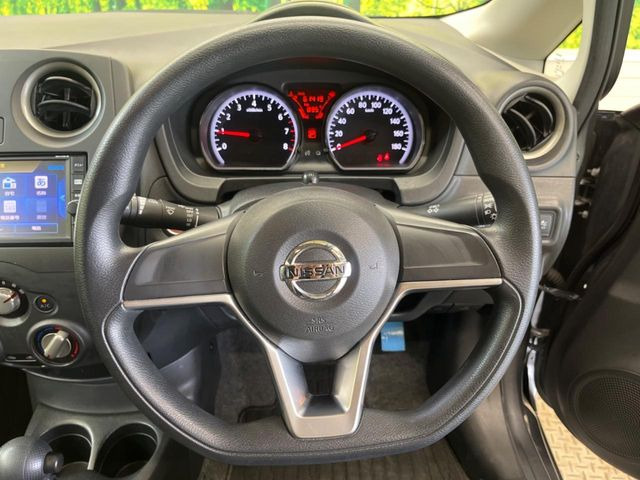 �C���e���A�ɍ��킹���f�U�C���̃X�e�A�����O�́A�^�]�������̂��Ƃ��l���A�^�]���₷���`��A�傫���ł��B�����x�A���ۂɐG���Ă��m���߂��������B