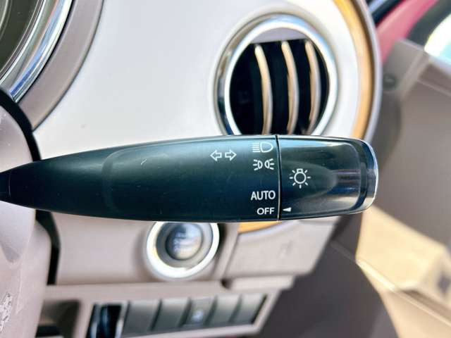 �y�I�[�g���C�g�z�ԊO�̖��邳�����m���āA�����I�Ƀw�b�h���C�g��_�����Ă���܂���g���l���𑖍s����ۂɂ��A�����I�ɓ_�����Ă���ĕ֗��ȑ�����1�ł���