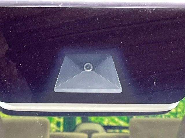 【ホンダセンシング】走行中に前方の車両等を認識し、衝突しそうな時は警報とブレーキで衝突回避と被害軽減をアシスト。より安全にドライブをお楽しみいただけます。