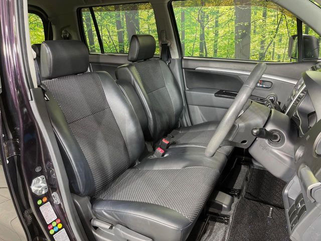 【ハーフレザーシート】高級感と座り心地を両立した人気のシート♪背面・座面のファブリック素材は、通気性の良さや滑りにくさに優れています。気温や服装に左右されず快適にお乗りいただけます。