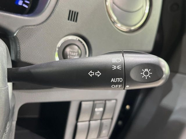 【オートライト】周りの明るさに応じて自動でヘッドライトの点灯・消灯ができる機能です!ライトの付け忘れ・消し忘れなどが無くなり、雨の日や夕方の走行も安心!トンネル通過時も便利ですね♪