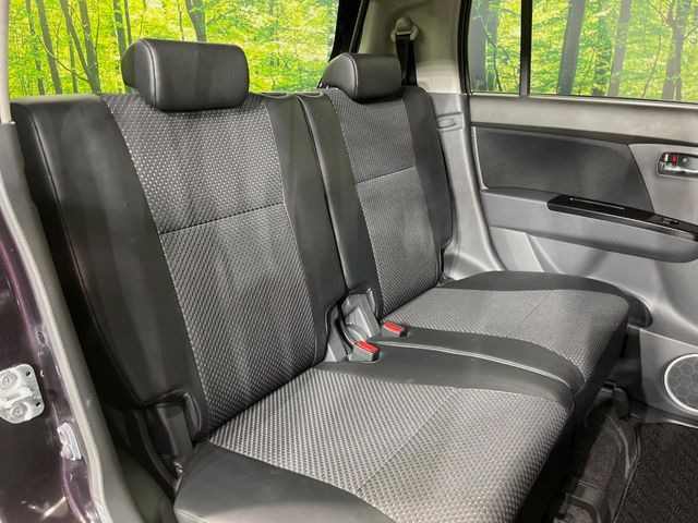 後部座席も気になるようなキズ・汚れやへたり等、大きなダメージはなく、良好な状態です。