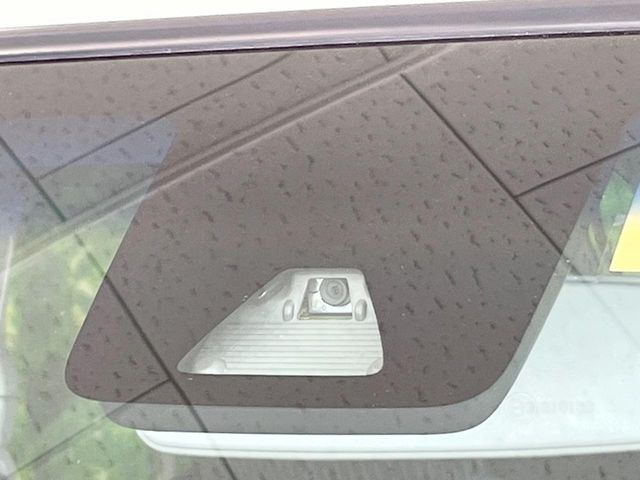 【スマートアシスト】走行中に前方の車両等を認識し、衝突しそうな時は警報とブレーキで衝突回避と被害軽減をアシスト。より安全にドライブをお楽しみいただけます。