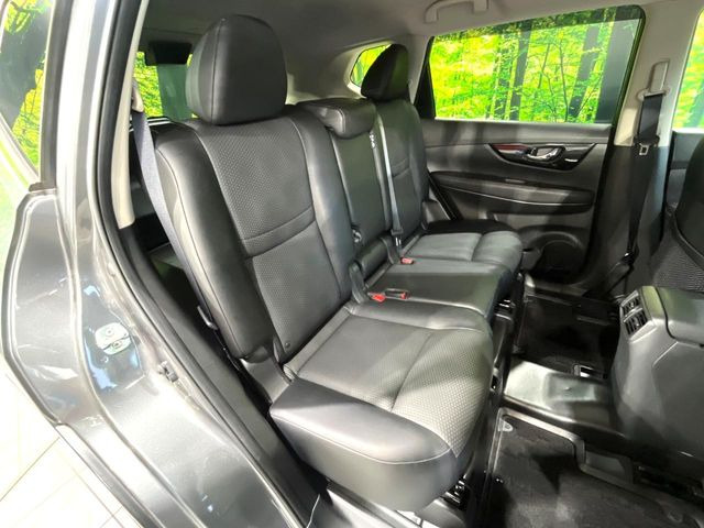 広々とした2列目シートは居住性が高く、居心地も快適!友達や家族とのお出かけにぴったりです。ベビーシートやチャイルドシート使用時も快適にお過ごしいただける十分な空間を確保しています。