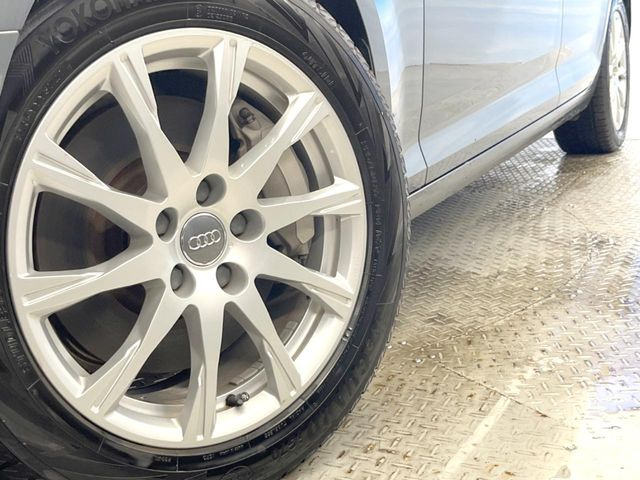 ●純正17インチアルミホイール:輸入車ならではの卓越した走りを支えるホイールと足回りです!日本車の走りに慣れている方にもぜひ体感して頂きたいほど、高いレベルでまとまっています!