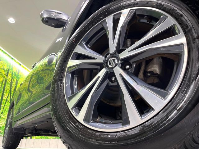 【純正18インチアルミホイール】外観にマッチした純正アルミホイールを装着しております。各種社外アルミホイールや、スタッドレスタイヤも取扱いしております。是非ご相談ください♪