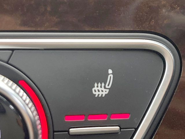 ●フロントシートヒーティング:運転席・助手席共に三段階で調節が可能なシートヒーターを装備しております。季節を問わず快適にご使用いただけます。