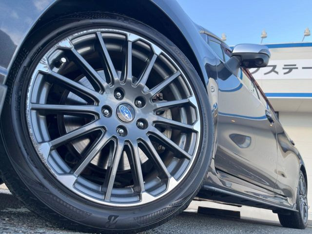 �y����18�C���`�A���~�z�C�[���z�O�ςɃ}�b�`���������A���~�z�C�[���𑕒����Ă���܂��B�e��ЊO�A���~�z�C�[����A�X�^�b�h���X�^�C�����戵�����Ă���܂��B���񂲑��k����������