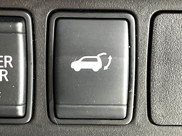 【パワーバックドア】スマートキーや運転席のボタンを押すだけでリアゲートが自動で開閉します!荷物を持っている時や、高い位置にあるバックドアを閉める際に便利な機能です♪