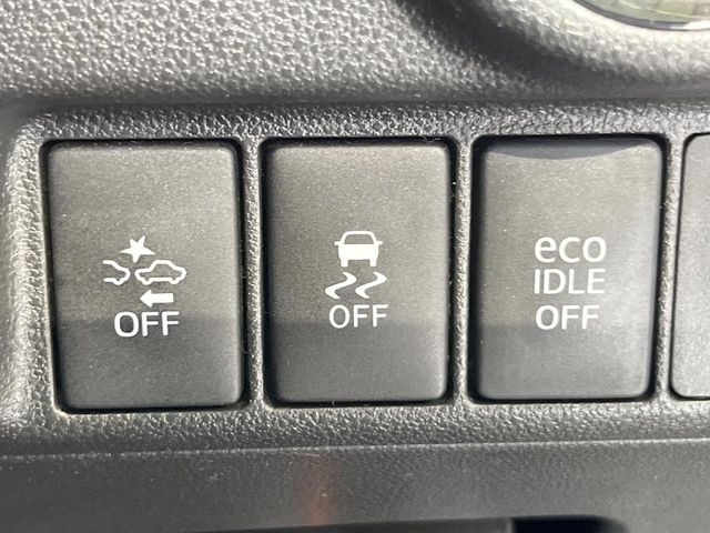 【アイドリングストップ】赤信号や渋滞で停車した際にエンジンを停止し、無駄な燃料の消費を抑えます。燃費向上や環境保護につなげる機能♪エンジンはブレーキを離せば再始動します。