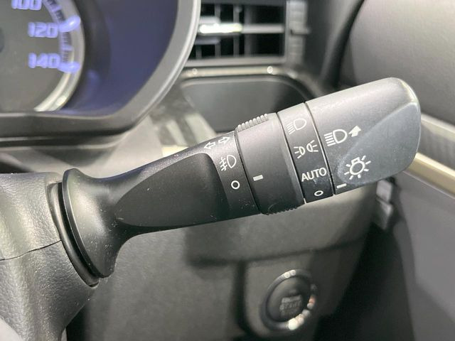 【オートライト】周りの明るさに応じて自動でヘッドライトの点灯・消灯ができる機能です!ライトの付け忘れ・消し忘れなどが無くなり、雨の日や夕方の走行も安心!トンネル通過時も便利ですね♪