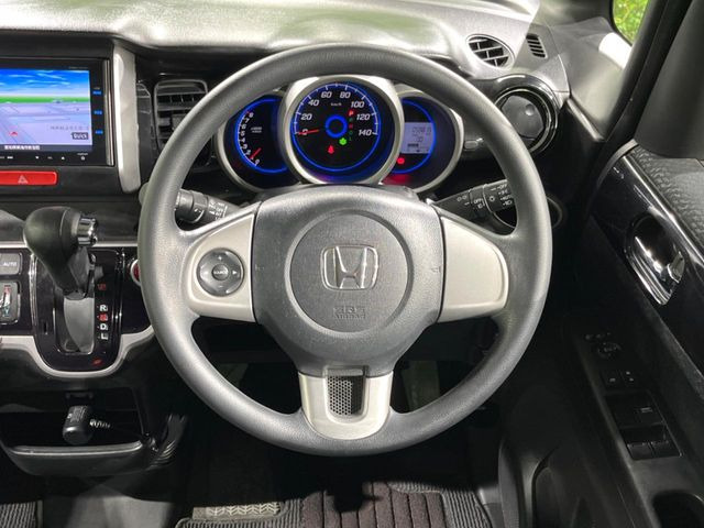 �C���e���A�ɍ��킹���f�U�C���̃X�e�A�����O�́A�^�]�������̂��Ƃ��l���A�^�]���₷���`��A�傫���ł��B�����x�A���ۂɐG���Ă��m���߂��������B