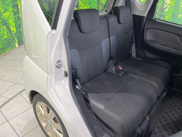 後部座席も気になるようなキズ・汚れやへたり等、大きなダメージはなく、良好な状態です。