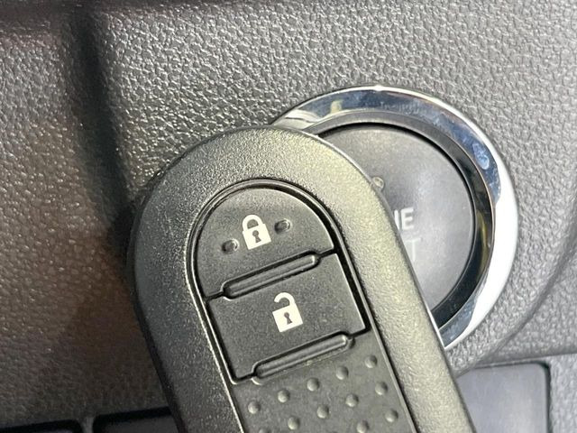 【キーフリーシステム】カバンやポケットに入れたままでもドアの施錠・解錠が可能なスマートキーを装備。エンジンのオン・オフ時もカギを取り出す必要が無いからとっても便利です♪