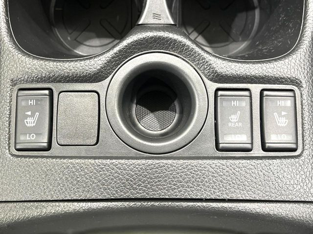 【前席+後席シートヒーター】寒い日に重宝するシートヒーターを後席にも装備!エアコンより早く温まってくれるので寒がりの人も安心ですね♪エアコンの温風は乾燥するから苦手、という方にもをおすすめです。