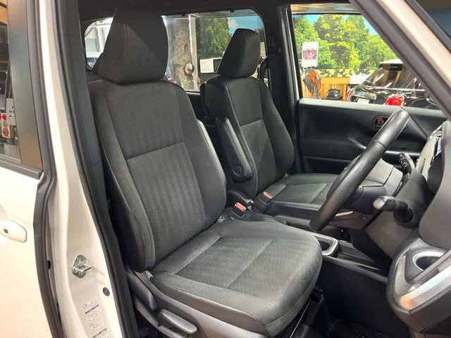 運転席まわりには十分なスペースがあり、大柄な方でもゆったり運転していただける環境です。