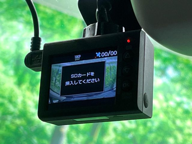 【ドライブレコーダー】安心・安全なカーライフに必須のドライブレコーダーを装備!走行中はもちろん、あおり運転や事故に遭遇した際の状況も映像で記録し、万一のリスクに備えます。